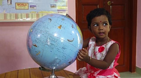 கரோனா காலக் கற்றல்: 196 நாடுகளின் தலைநகரங்களைக் கூறி அசத்தும் இரண்டரை வயதுக் குழந்தை