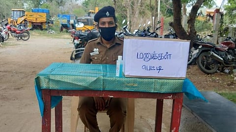 காவல் நிலைய வளாகத்தில் புகார் மனுக்களைப் பெட்டியில் செலுத்த ஏற்பாடு செய்யப்பட்டுள்ளது.