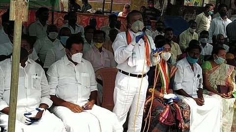 உண்ணாவிரதப் போராட்டத்தில் பேசும் வசந்தகுமார் எம்.பி.