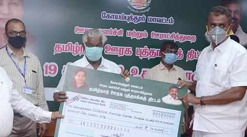 கோவையில் நேற்று தமிழ்நாடு ஊரகப் புத்தாக்கத் திட்டத்தின்கீழ் பயனாளிக்கு நிதியுதவி வழங்கிய உள்ளாட்சித் துறை அமைச்சர் எஸ்.பி.வேலுமணி.