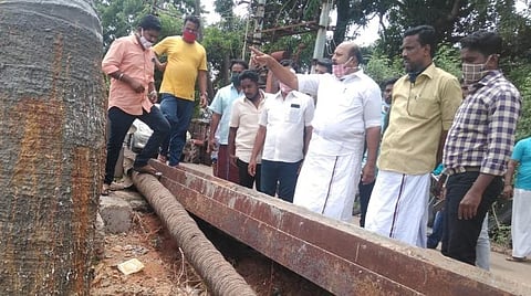 தஞ்சாவூரில் கல்லணைக் கால்வாய் ஆற்றில் புதை சாக்கடை குழாயிலிருந்து உடைப்பெடுத்து கழிவுநீர் ஆற்றில் கலப்பதை தஞ்சாவூர் சட்டப்பேரவை உறுப்பினர் டி.கே.ஜி.நீலமேகம் ஆய்வு செய்தார்.