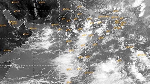 சில மாவட்டங்களில் மிதமான மழை, 3 மாவட்டங்களில் கனமழைக்கு வாய்ப்பு: வானிலை ஆய்வு மையம்