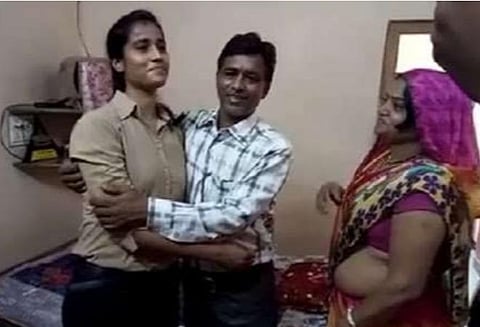 விமானப்படை அதிகாரியான தேநீர்க் கடைக்காரர் மகள்