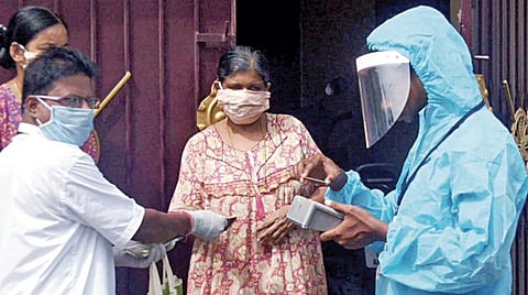 ﻿முழு ஊரடங்கு அமலில் உள்ள செங்கல்பட்டு மாவட்டம் சேலையூர் பகுதியில் வசிக்கும் அரிசி குடும்ப அட்டைதாரர்களுக்கு நிவாரண நிதியாக 1,000 ரூபாயை வீடுகளுக்கே சென்று வழங்கிய ரேஷன் கடை ஊழியர்கள்.படம்: எம்.முத்துகணேஷ்﻿