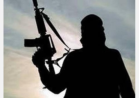 காஷ்மீரில் தீவிரவாதிகள் தாக்குதல் : சிஆர்பிஎஃப் வீரர் பலி- 2 தீவிரவாதிகள் சுட்டுக் கொலை