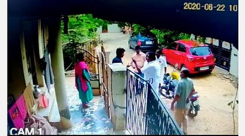 செருப்பால் அடிக்க முயன்றாரா மூர்த்தி எம்எல்ஏ?- மதுரையில் சுழன்றடிக்கும் சர்ச்சை
