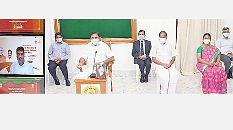 இந்தியன் ஆயில் கார்ப்பரேஷன் நிறுவனத்தின் சார்பில் நாமக்கலில் ரூ.25 கோடி மதிப்பீட்டில் நிறுவப்பட்டுள்ள ”கம்ப்ரஸ்டு பயோ காஸ்” தொழிற்சாலையின் உற்பத்தி பணிகளையும், நாமக்கல், சேலம், புதுச்சத்திரம், ராசிபுரம் ஆகிய இடங்களில் சில்லறை விற்பனை நிலையங்களையும் சென்னை தலைமைச் செயலகத்தில் இருந்து முதல்வர் பழனிசாமியும், டெல்லியில் இருந்து மத்திய பெட்ரோலியத் துறை அமைச்சர் தர்மேந்திர பிரதானும் காணொலிக் காட்சி மூலமாக நேற்று தொடங்கி வைத்தனர். அமைச்சர்கள் பி.தங்கமணி, வி.சரோஜா, தலைமைச் செயலாளர் கே.சண்முகம் மற்றும் அரசு உயர் அலுவலர்கள் உடனிருந்தனர்.