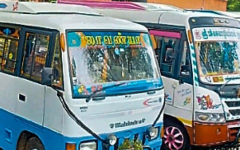பறிமுதல் செய்யப்பட்ட வேன்கள்.