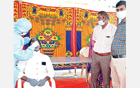 ஈரோட்டில் வாடகை கார் ஓட்டுநர்களுக்கு கரோனா தொற்று பரிசோதனை முகாம் நடந்தது. முகாமை ஆட்சியர் சி.கதிரவன் பார்வையிட்டார்.