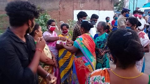 இனிப்பு கொடுத்து வரவேற்கும் பெண்கள்