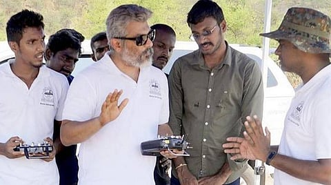ட்ரோன்கள் மூலம் கிருமிநாசினி தெளிப்பு: அஜித் கொடுத்த யோசனை