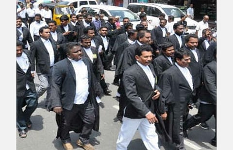 நீதிமன்றப் பணிக்காகச் செல்லும் வழக்கறிஞர்களிடம் இ-பாஸ் கேட்கும் போலீஸார்: காவல்துறை பதிலளிக்க உயர் நீதிமன்றம் உத்தரவு