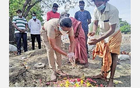 ஓட்டேரியில் சாலையோரம் இறந்து கிடந்த மூதாட்டியின் உடலை மீட்டு இறுதிச் சடங்குகள் செய்து நல்லடக்கம் செய்யும் பெண் காவல் ஆய்வாளர் ராஜேஸ்வரி.