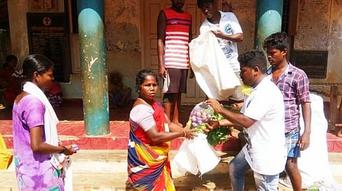 விவசாயிகளிடமிருந்து நேரடியாக காய்களை விலைக்கு வாங்கி அதனைப் பொதுமக்களுக்கு கொண்டு சேர்க்கும் பணியில் தன்னார்வலர்கள்.