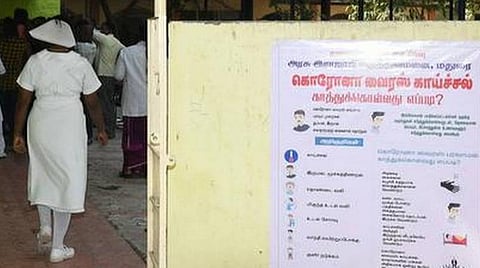 தமிழகத்தில் கரோனா தொற்று அதிகமுள்ள பகுதிக்கு பணிநியமன ஆணை வழங்கியும் அச்சத்தில் வேலைக்கு சேராத 40% செவிலியர்கள்: கரோனா வார்டுகளை நிர்வகிப்பதில் சுகாதாரத்துறை திணறல்