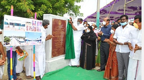 ஆரிமுத்து மோட்டூரில் மாற்றுத்திறனாளிகளுக்கான பசுமை வீடுகள் வழங்கும் நிகழ்ச்சியைத் தொடங்கி வைத்த அமைச்சர்கள் கே.சி.வீரமணி, நிலோபர் கபில்.