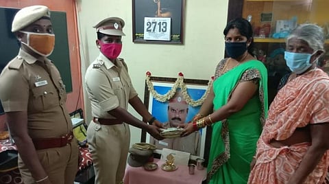 கரோனாவினால் உயிரிழந்த ஆய்வாளரின் குடும்பத்திற்கு  ரூ.2.35 லட்சம் நிதியுதவி 