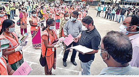 கரோனா வைரஸ் பரவலைக் கட்டுப்படுத்த நுண் அளவில் அமைக்கப்பட்ட குழுக்களுக்கு  சென்னை மடிப்பாக்கத்தில் சிறப்பு பயிற்சி முகாம் நேற்று நடந்தது. இதை ஆய்வு செய்த மாநகராட்சி ஆணையர் கோ.பிரகாஷ். படம்: எம்.முத்துகணேஷ்