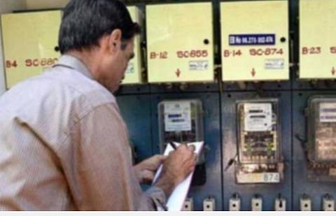ஊரடங்கு காலத்தில் மின் கட்டணம் எப்படிக் கணக்கிடப்படுகிறது?- எழுத்துபூர்வமாக தாக்கல் செய்ய உயர் நீதிமன்றம் உத்தரவு 