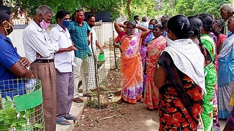 லால்குடி கோட்டாட்சியரிடம் மனு கொடுக்க வந்த விவசாயத் தொழிலாளர்கள்.