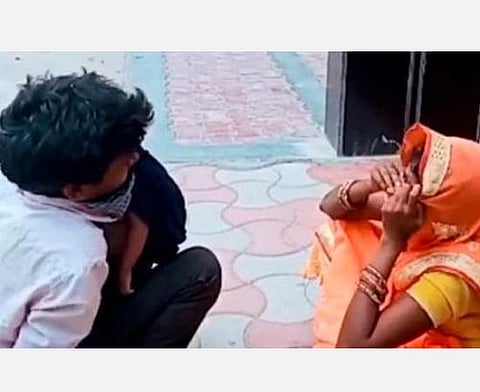 சிகிச்சை மறுப்பு: இறந்த குழந்தையை அணைத்தபடி ஏழைத் தம்பதி கதறல்: உ.பி. அரசு மருத்துவமனைச் சம்பவத்தினால் அதிர்ச்சி