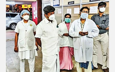 செங்கல்பட்டு மருத்துவமனையில் ஆய்வு மேற்கொண்ட அமைச்சர் விஜயபாஸ்கர்.