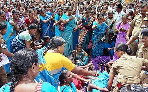 பணி வழங்கக்கோரி மக்கள் நலப்பணியாளர்கள் போராட்டம் நடத்தியபோது எடுத்தப்படம் (கோப்புப்படம்)