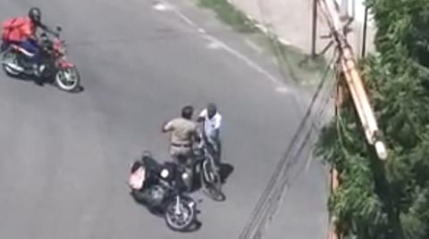 திருச்சி எம்ஜிஆர் சிலை ரவுண்டானா அருகே சைக்கிளில் வந்த முதியவரைத் தாக்கிய தலைமைக் காவலர்.
