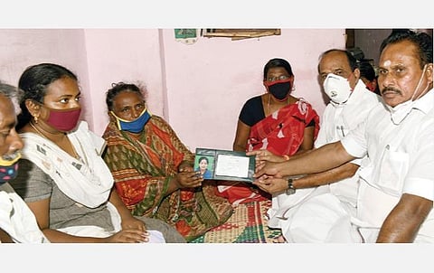 சாத்தான்குளத்தில் ஜெயராஜ் குடும்பத்தினருக்கு அதிமுக சார்பில் ரூ. 25 லட்சம் நிதியுதவியை வழங்கினார் அமைச்சர் கடம்பூர் செ.ராஜூ.﻿