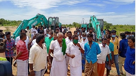 கண்மாய் நீர்ப்பிடிப்பில் மண் அள்ளுவதற்கு எதிர்ப்பு: இயந்திரங்களை சிறைப்பிடித்த கிராமமக்கள்