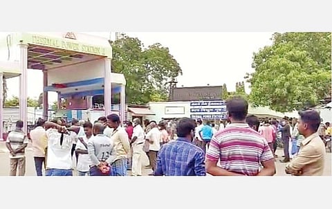 நெய்வேலி என்எல்சி 2-வது அனல்மின் நிலைய நுழைவாயில் பகுதியில் நேற்று முற்றுகைப் போராட்டத்தில் ஈடுபட்ட விபத்தில் உயிரிழந்தவர்களின் உறவினர்கள், கிராம மக்கள்.﻿﻿