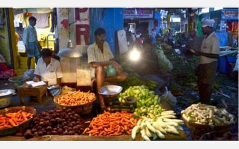 கோயம்பேடு சந்தையில் படிப்பினை பெற்றும் பல நகரங்களில் காய்கறி சந்தைகள் கரோனா பரப்பும் அவலம்: அரசு மெத்தனமாக இருப்பதாக மக்கள் புகார்