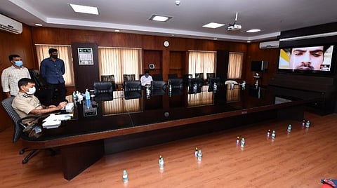 வாட்ஸ் அப் வீடியோ கால் புகார் : 34 பேர் காவல் ஆணையருடன் பேசினர் 