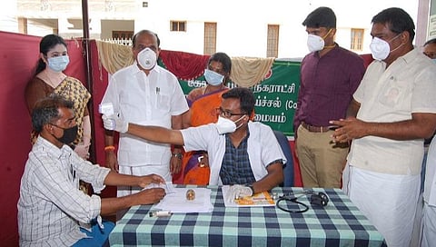 கோவில்பட்டியில் கரோனா பரிசோதனை மையத்தை தொடங்கி வைத்து அமைச்சர் கடம்பூர் ராஜூ பார்வையிட்டார்.