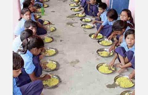 சத்துணவு வழங்க இயலாத நிலை: உலர் பொருட்களாக மாணவர்களுக்கு வழங்க தமிழக அரசு உத்தரவு
