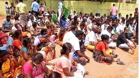 தூத்துக்குடி அருகே செக்காரக்குடியில் விஷவாயு தாக்கி உயிரிழந்த 4 தொழிலாளர்களின் உடல்களை வாங்க மறுத்து திருநெல்வேலி அரசு மருத்துவமனையில் உறவினர்கள் இன்று போராட்டத்தில் ஈடுபட்டனர். (படம்- மு. லெட்சுமி அருண்)
