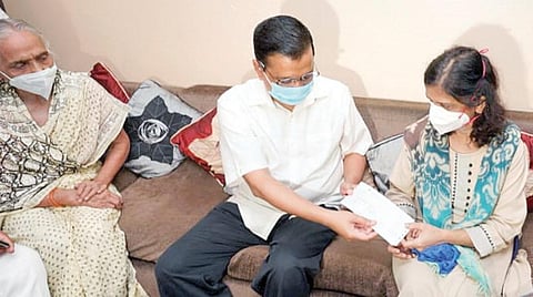 டெல்லியில் கரோனா வைரஸ் தொற்றால் உயிரிழந்த மருத்துவர் அசீம் குப்தாவின் குடும்பத்தினரை, முதல்வர் அர்விந்த் கேஜ்ரிவால் நேற்று நேரில் சந்தித்து ஆறுதல் கூறினார். அப்போது, அவர்களிடம் ரூ.1 கோடிக்கான காசோலையை வழங்கினார்.