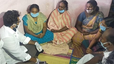 சாத்தான்குளம் வியாபாரிகள் குடும்பத்துக்கு சரத்குமார் நேரில் ஆறுதல்: ரூ.5 லட்சம் உதவித் தொகை வழங்கினார்