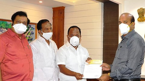 வேலூர் மாவட்ட ஆட்சியரிடம் கோரிக்கை மனுவை அளித்த திமுக எம்.பி., எம்எல்ஏக்கள்.