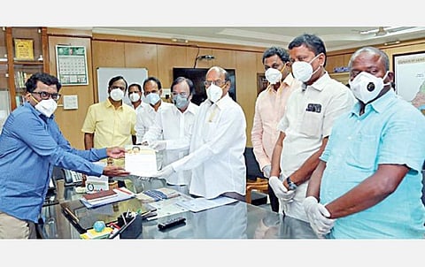 கரோனா பரிசோதனையை அதிகரிக்க கோரியும் தொற்று தடுப்பு பணி குறித்த தகவல்களை கேட்டும் திருவண்ணாமலை ஆட்சியர் கந்தசாமியிடம் மனு அளித்த திமுக முன்னாள் அமைச்சர் எ.வ.வேலு உள்ளிட்டோர். ﻿