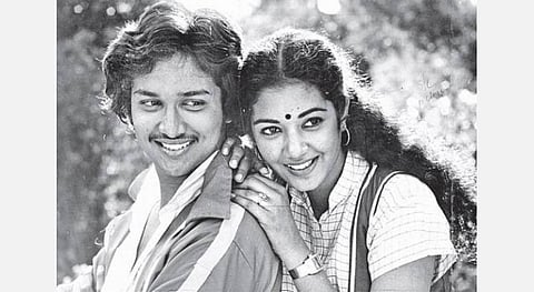 ’இது காதலே இல்லை ‘ என்று சொன்ன ‘பன்னீர் புஷ்பங்கள்’ ; சம்பளமே வாங்காமல் அப்படியொரு இசையை தந்த இளையராஜா! 
