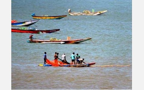 சென்னை அருகே கடலில் சிக்கித் தவித்த இலங்கை மீனவர்கள் 6 பேர் மீட்பு