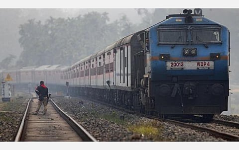 முழு ஊரடங்கு நாட்களில் ரயில் முன்பதிவு மையம் செயல்படாது