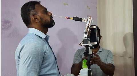ஸ்வாப் உபகரணம் மூலம் சளி மாதிரி சேகரிக்கும் ரோபோ.