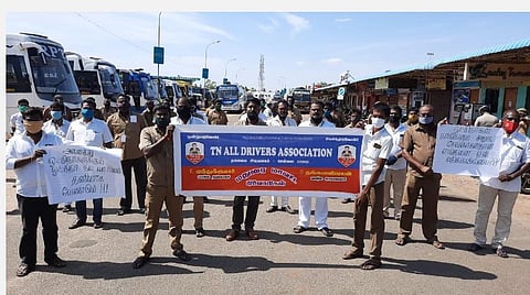 பொதுமுடக்க உத்தரவை மீறி மதுரையில் ஓட்டுநர்கள் போராட்டம்!- அரசிடம் நிவாரணம் கேட்டு கோரிக்கை