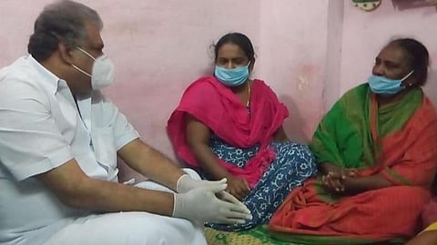 சாத்தான்குளம் வியாபாரிகள் குடும்பத்துக்கு ஜி.கே.வாசன் நேரில் ஆறுதல்: ரூ.3 லட்சம் உதவித் தொகை வழங்கினார்