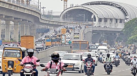﻿சென்னை உள்ளிட்ட 4 மாவட்டங்களில் நேற்று முதல் சில கட்டுப்பாடுகளுடன் ஊரடங்கு தளர்த்தப்பட்டது. இதனால் சென்னை விமான நிலைய பகுதி மேம்பாலத்தில் வழக்கமான போக்குவரத்து நெரிசலை காண முடிந்தது. படம்: எம்.முத்துகணேஷ்﻿