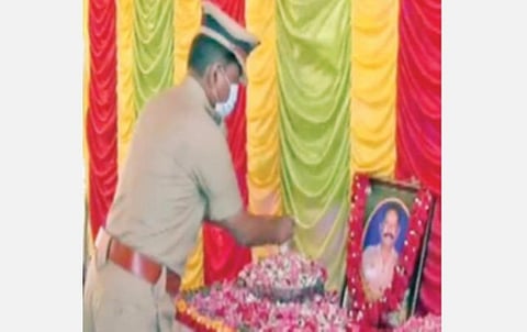 உயிரிழந்த ஏட்டு அய்யனார் உருவப் படத்துக்கு மலர் தூவி அஞ்சலி செலுத்திய டிஐஜி ராஜேந்திரன்.