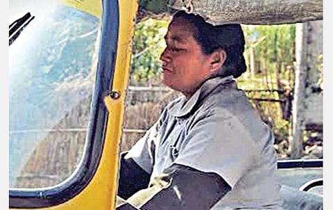 மணிப்பூர் மாநிலம் இம்பால் மருத்துவமனையில் கரோனாவுக்கு சிகிச்சை பெற்று குணமடைந்த பெண்ணை சொந்த ஊரில் விடுவதற்காக ஆட்டோவில் சென்ற பெண்.