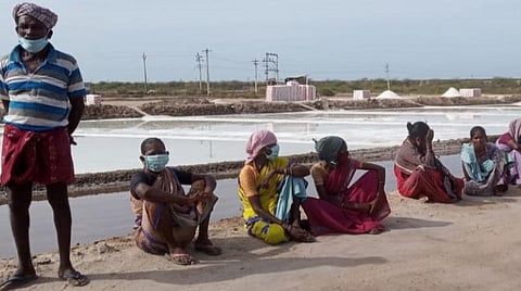 உப்பளங்கள் அகற்றம்: குளத்தூர் அருகே கிராம மக்கள் முற்றுகை- 200 போலீஸார் குவிப்பு